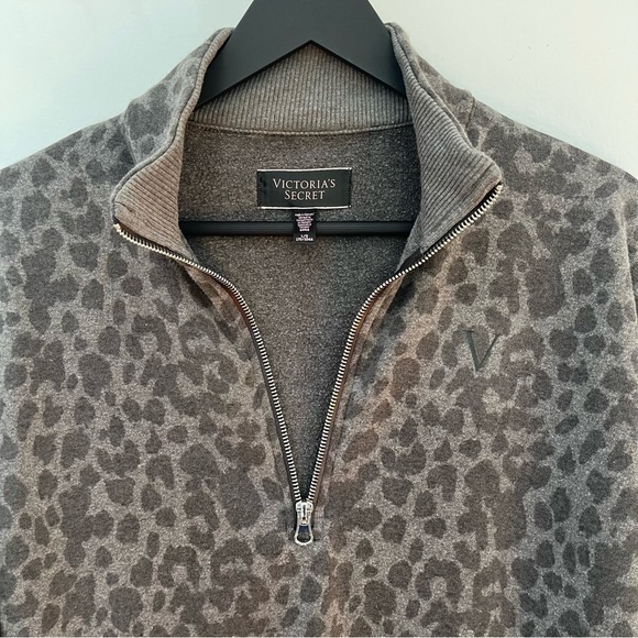 Victoria’s Secret Grey cropped sweatshirt top, 1/2 zip front, animal print Large - Picture 6 of 11